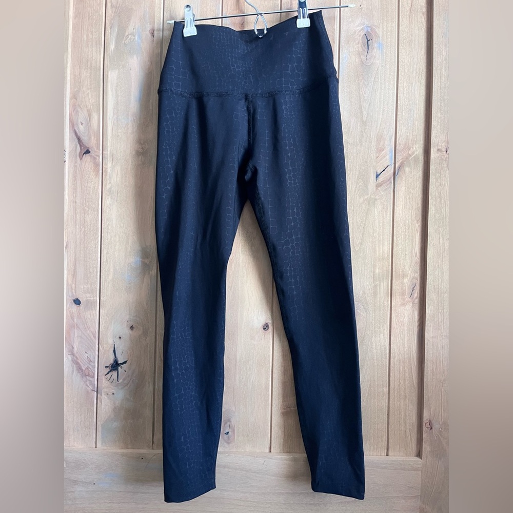 Beyond Yoga Black patterned caught in The Midid Workout Leggings - size XS
